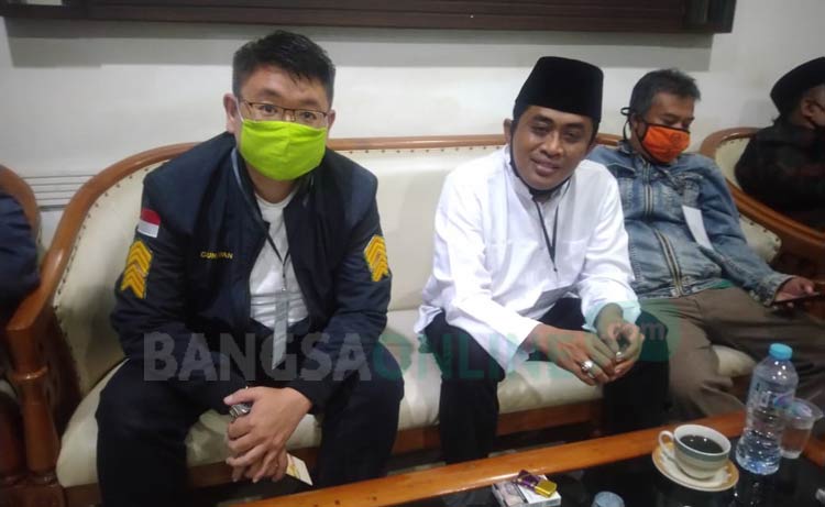 Bapaslon Perseorangan di Pilwali Surabaya, Yasin - Gunawan, saat menunggu pemeriksaan berkas dukungan di kantor KPU Surabaya.