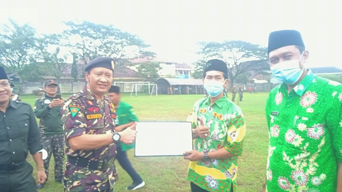 Bupati Irsyad Yusuf saat menyerahkan bantuan BKK secara simbolis.