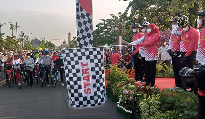 Gubernur Jawa Timur, Khofifah Indar parawansa, saat memberangkatkan peserta gowes kemerdekaan.