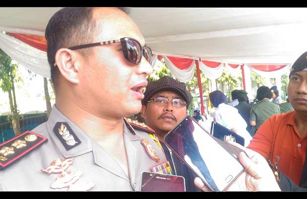 AKBP. Yade Ujung S, Kapolres Malang, saat mengikuti pameran Alutsista di Lapangan Rampal Malang, Jumat (06/10). foto: Iwan Irawan/BANGSAONLINE