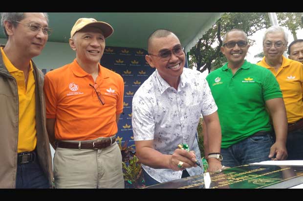 Wali Kota Malang HM Anton membubuhkan tanda tangan pada prasasti Taman Dieng. foto: IWAN IRAWAN/ BANGSAONLINE