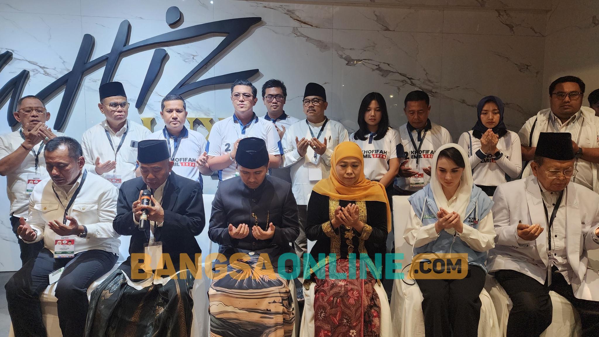 Khofifah-Emil Doa Bersama Sebelum Tampil di Debat Pilgub Jatim 2024
