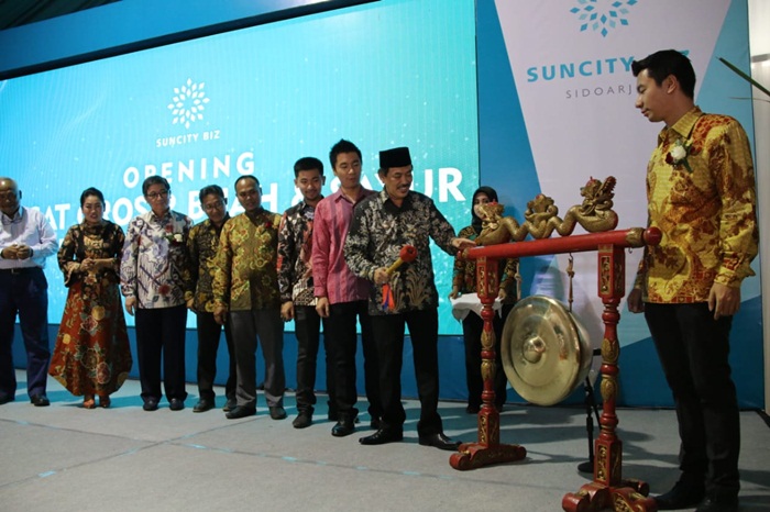 RESMI: Wabup Sidoarjo memukul gong saat meresmikan Pusat Grosir Buah dan Sayur di Suncity Biz, Kamis (30/8). Foto : IST