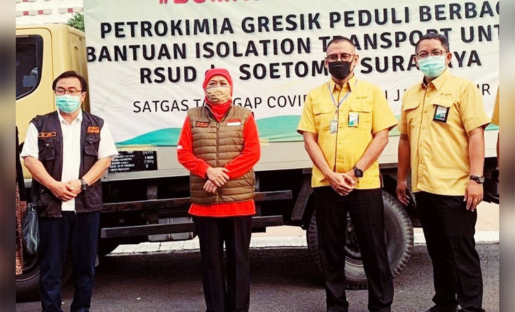 Dari kiri, Dirut RSUD dr. Soetomo Dr. dr. Joni Wahyuhadi, Gubernur Jatim Khofifah Indar Parawansa, Dirut Petrokimia Gresik Rahmad Pribadi, dan Dirkeu SDM & Umum Petrokimia Gresik Dwi Ary Purnomo.