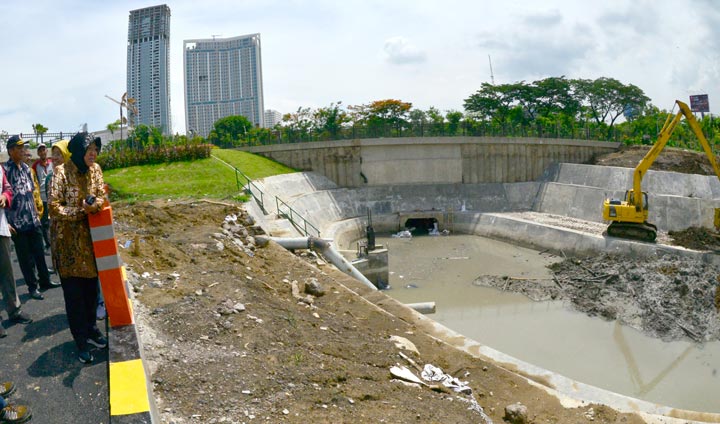 Wali Kota Risma Pantau Bozem di Pinggir Underpass Mayjen Sungkono