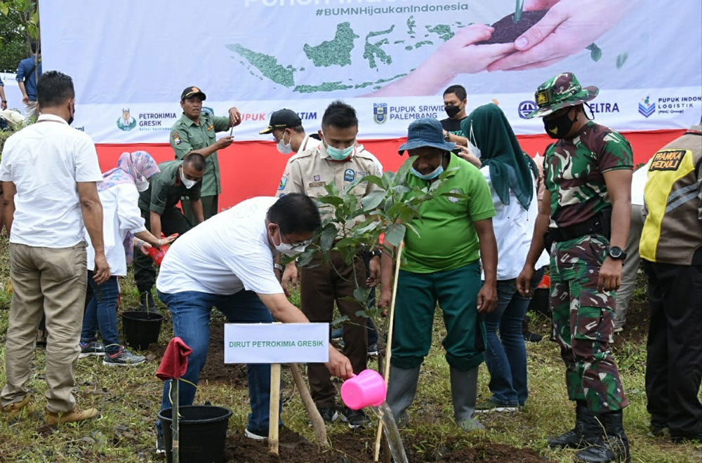 Direktur Utama Petrokimia Gresik, Dwi Satriyo Annurogo, saat menanam pohon. Foto: Ist