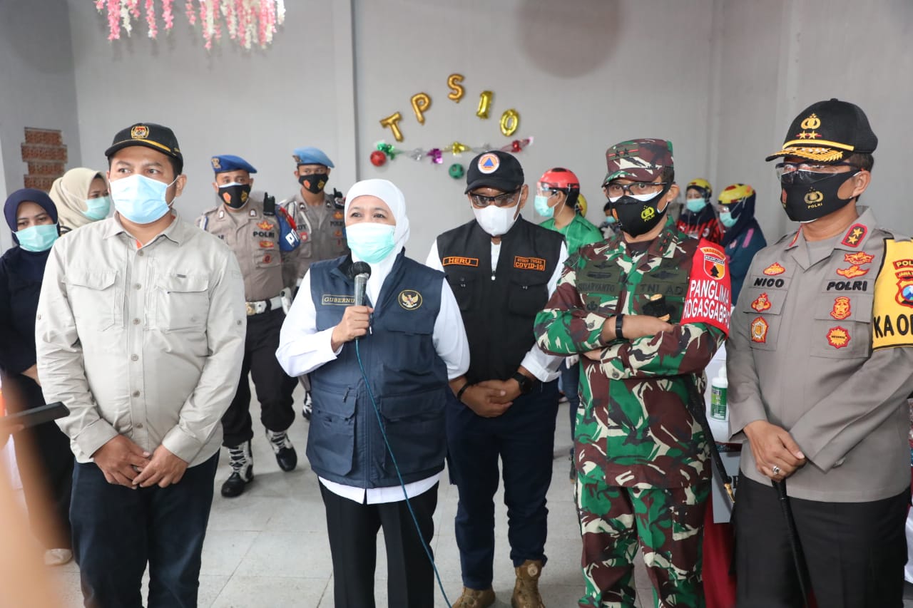 Gubernur Jawa Timur Khofifan Indar Parawansa bersama Forkopimda saat  turun ke tempat-tempat pemungutan suara atau TPS di beberapa daerah di Jawa Timur, Rabu (9/12/2020). foto: ist/ bangsaonline.com
