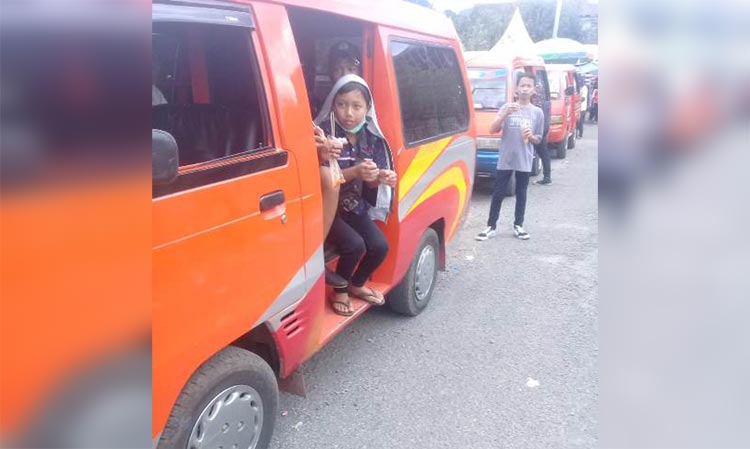 Angkutan umum jalur Batu-Sumberbrantas (BS) sedang menunggu penumpang.