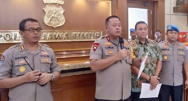 Kapolda Jatim ketika memberi keterangan pada media soal tersangka pembakaran Mapolsek Tambelangan, Sampang. foto: ANATASIA NOVARINA/ BANGSAONLINE