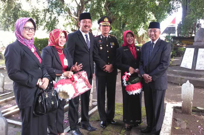 Bupati Ponorogo, Wakapolres, Kepala Bank Jatim Ponorogo dan Kadinkes Ponorogo foto bersama usai acara tabur bunga.