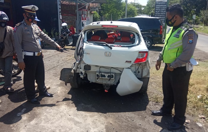 Kondisi mobil Honda Brio yang ringsek pada bagian belakang usai dseruduk KA Probowangi.