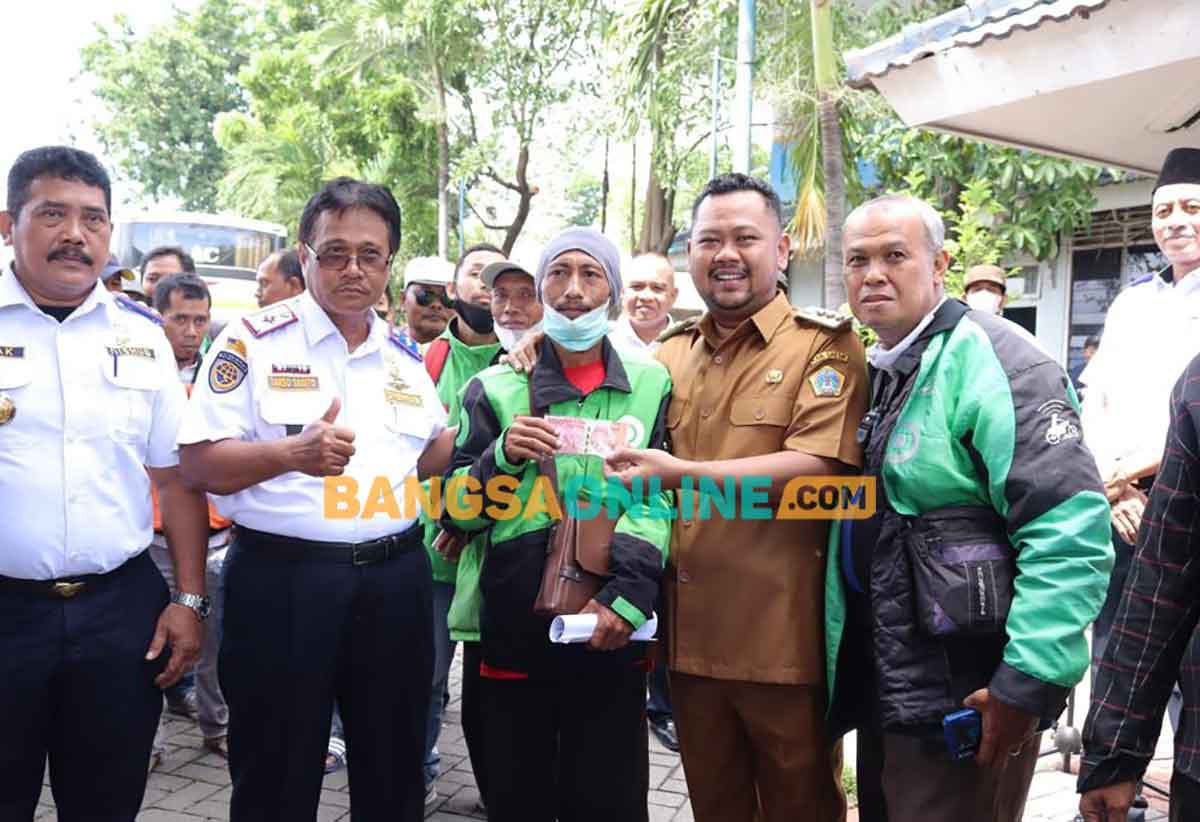Ojek dan Sopir Angkot di Gresik dapat Bantuan Ratusan Juta Rupiah