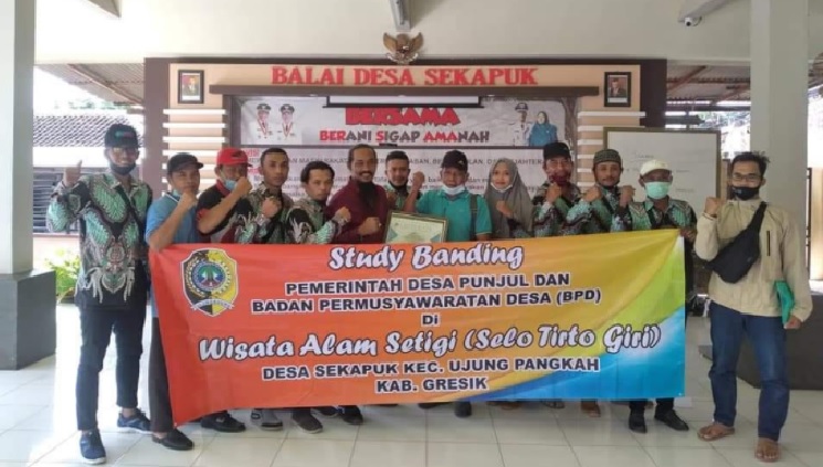 Rombongan Desa Punjul, Kota Batu saat studi banding ke Desa Sekapuk.