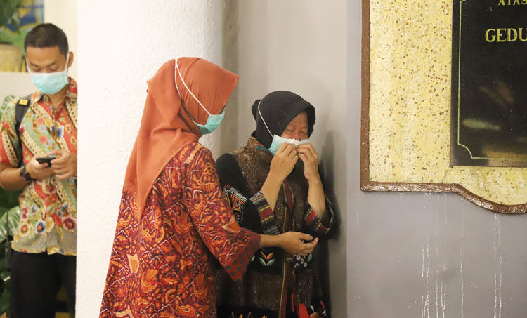 Wali Kota Risma sempat menangis haru dan meneteskan air mata saat menerima ribuan alkes dari Badan Intelijen Negara (BIN) Republik Indonesia di Balai Kota Surabaya.