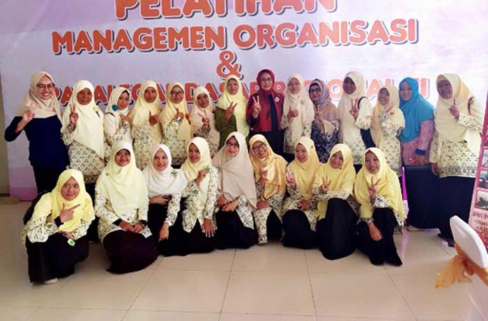 Dra. Hj Fatma Saifullah Yusuf foto bersama dengan peserta pelatihan.
