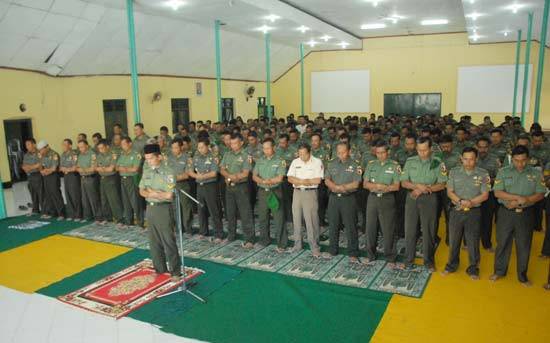 Pelakasanaan sholat ghoib di aula Kodim 0814 Jombang. (foto: rony suhartomo/BANGSAONLINE)