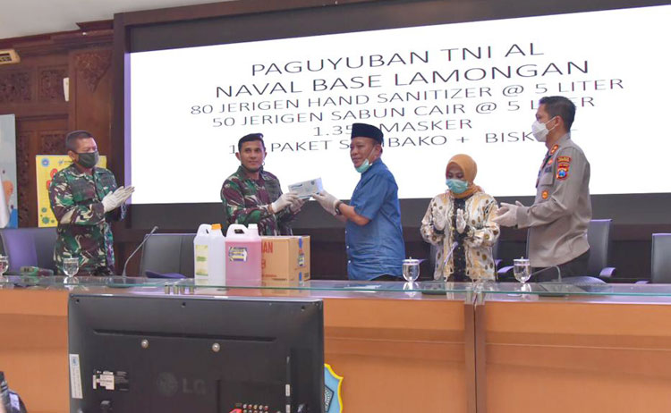 Ketua Paguyuban TNI AL, Letkol Laut (S) Abu Ali saat menyerahkan bantuan secara simbolis kepada Bupati Fadeli.