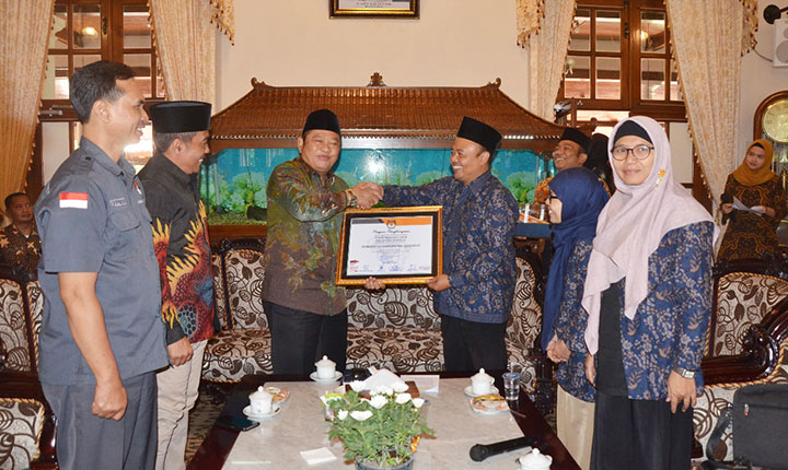 APRESIASI: KPU Sidoarjo memberikan penghargaan kepada Bupati terkait Pemilu 2019, Kamis (19/9). foto: ist