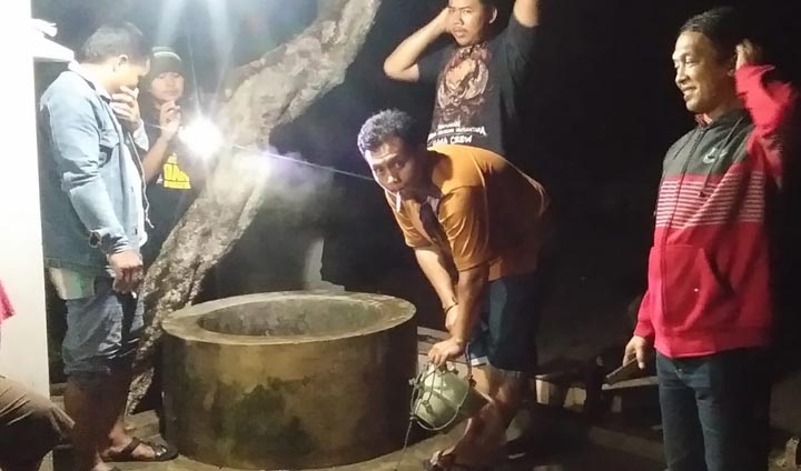 Warga Watutulis Kecamatan Prambon sedang menyaksikan sumur panas.