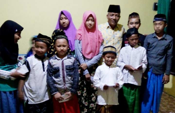 Khamim bersama para anak yatim usai doa bersama.