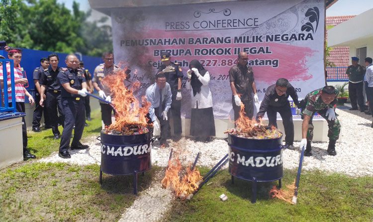 Pemusnahan rokok ilegal di Kantor Pengawasan dan Pelayanan Bea dan Cukai TMP C Madura dengan cara dibakar.