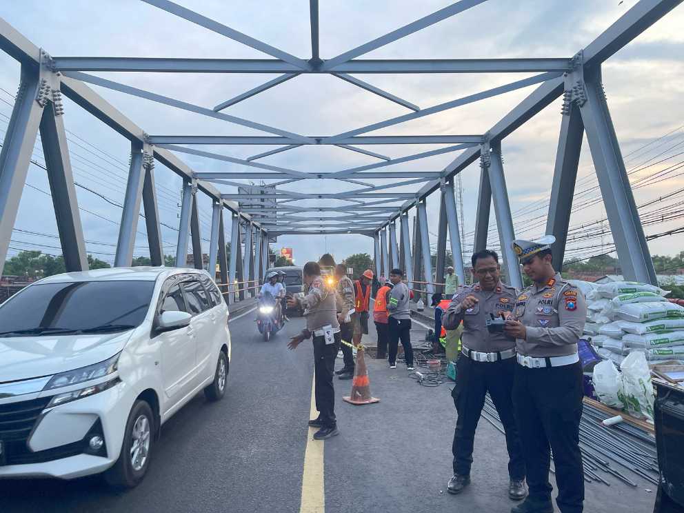 Macet Imbas Perbaikan Jembatan Pajarakan, Polres Probolinggo Siagakan Personel dan Jalur Alternatif