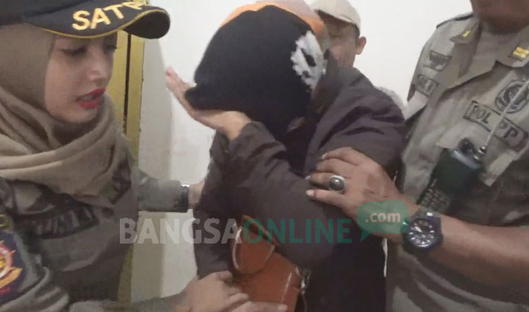Seorang Wanita Histeris Saat Terciduk Razia di Hotel Jombang