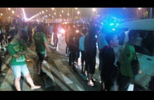 Tembakkan Gas, Polisi Bubarkan Sweeping Beratribut Persebaya di Jembatan Suramadu