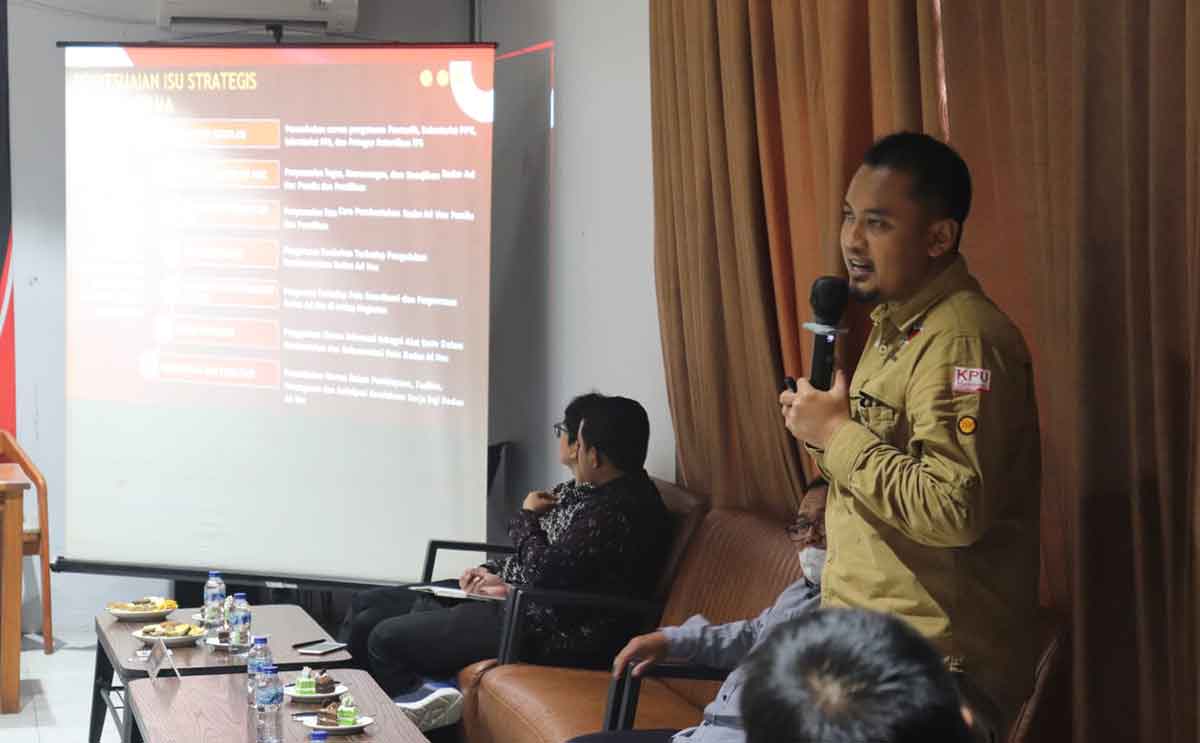 Komisioner KPU Kabupaten Kediri Divisi SDM dan Sosdiklih, Nanang Qosim, saat memberi pemaparan. Foto: Ist