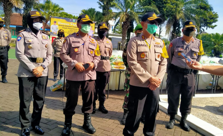 Kapolres Batu, AKBP Harviadhi Agung Prathama memberikan keterangan soal persiapan pelaksanaan PSBB Malang Raya, Minggu (17/5).