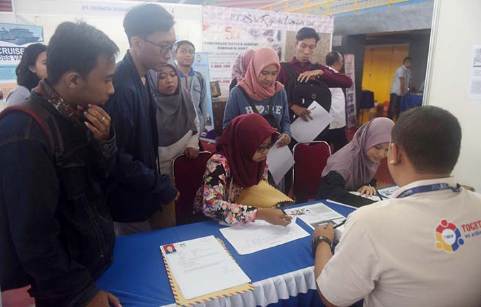 Para pencari kerja saat mendaftarkan diri dalam bursa lowongan kerja di GOR Jayabaya, Kota Kediri.