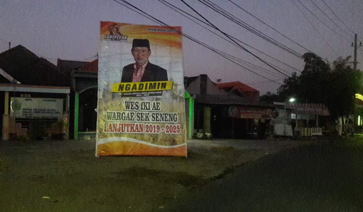 Salah satu banner cakades yang terpasang di sisi jalan. foto: SYUHUD/ BANGSAONLINE