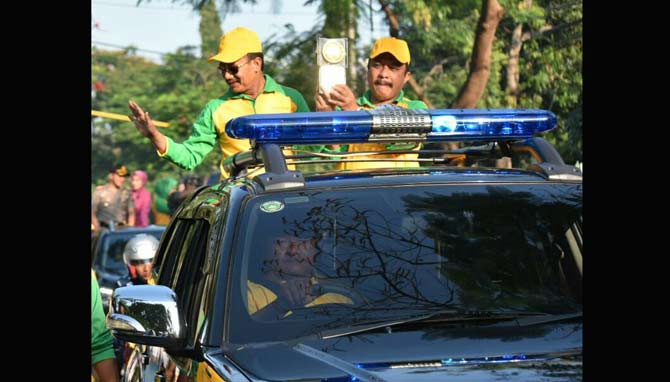 Nyono 'Selingkuhi' Bu Mun, Angkat Piala Adipura Gandeng Ketua DPRD Jombang