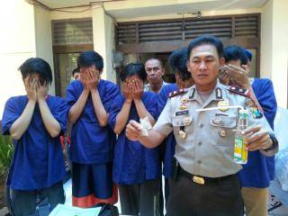 ?
Kapolsek menunjukkan barang bukti dan tersangka. Foto:rusmiyanto/BANGSAONLINE