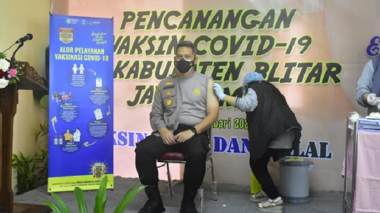 Nakes dan Forkopimda Blitar Divaksin, Tak Ada Efek Samping hingga Satu Jam Usai Disuntik