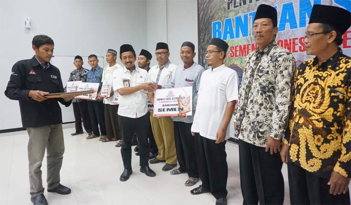 Community Development Officer PT. Semen Indonesia (Persero) Tbk Pabrik Tuban, Siswanto, saat menyerahkan bantuan.