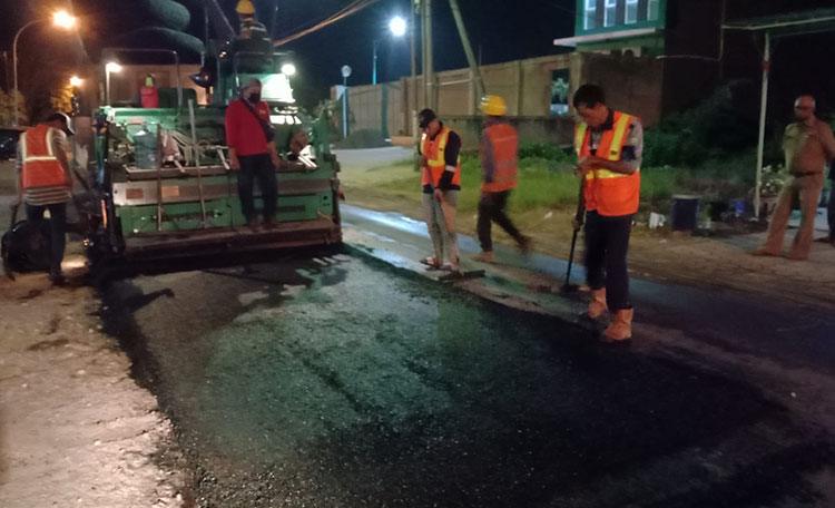 Bidang Bina Marga DPUTR Gresik saat mengaspal Jalan Metatu-Duduksampeyan. (foto: ist)