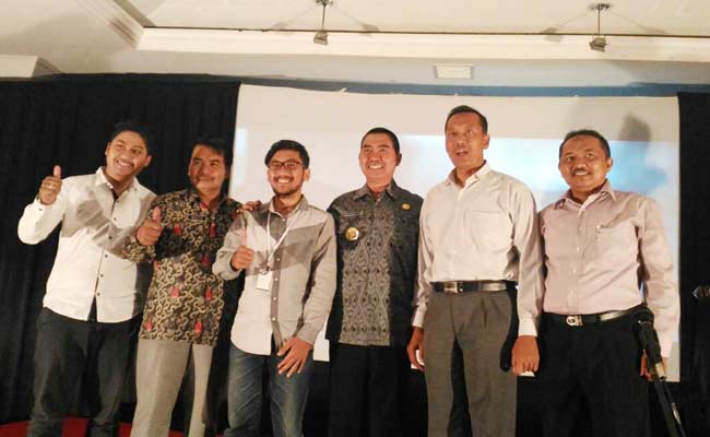 Dr. Fauzan, Rektor UMM bersama Wali Kota Malang, HM. Anton, serta beberapa sineas muda karya perfilman.