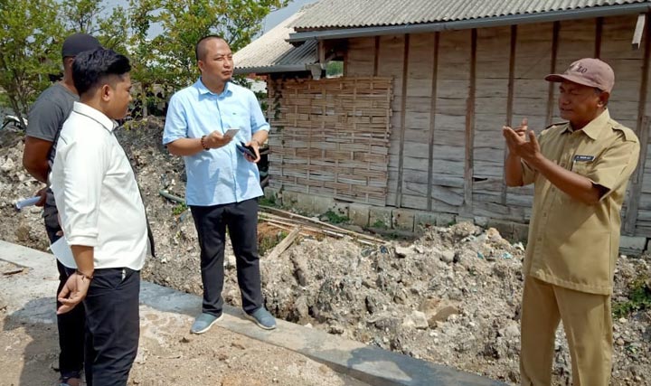 Wakil Ketua DPRD Gresik Asluchul Alif ketika sidak proyek saluran air di Desa Tanggulrejo Kecamatan Manyar. foto: ist.