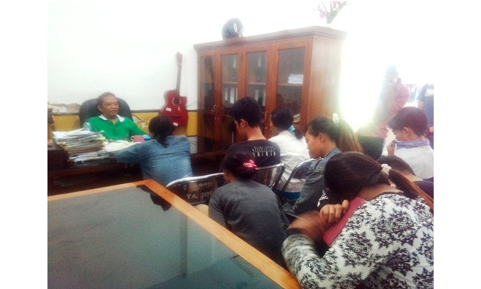 Pasangan mesum saat mendapat pembinaan dari penyidik Satpol PP. Foto: GANDA S/BNGSAONLINE