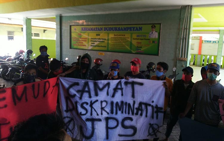 Warga Desa Gredek, Kecamatan Duduksampeyan ketika demo di Kantor Kecamatan Duduksampeyan. (foto: SYUHUD/BANGSAONLINE).