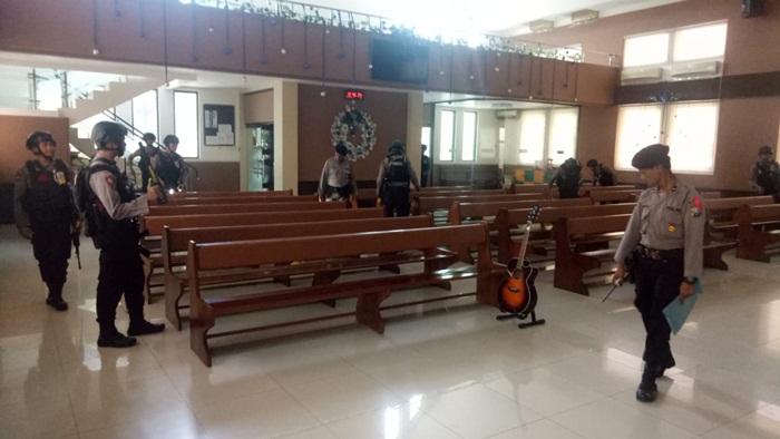 Tim Raimas DPP KBO Sabhara Polres Pamekasan dan Kanit PAM Obvit sedang melakukan pemeriksaan di Gereja Maria Ratu Para Rasul Pamekasan, Madura.