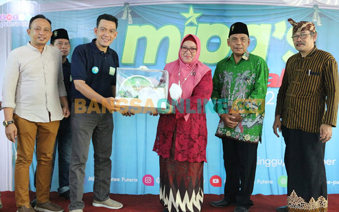 Wakil Bupati Gresik, Aminatun Habibah (tiga dari kanan), saat hadir dalam pembukaan MIPA'S Got Talent di MINU Trate. Foto: SYUHUD/BANGSAONLINE
