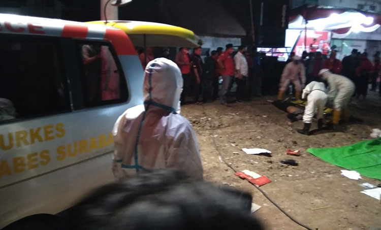 Petugas Satgas Covid-19 memberi pertolongan kepada salah satu peserta sosialisasi pasangan ErJi yang tiba-tiba ambruk. (foto: ist).